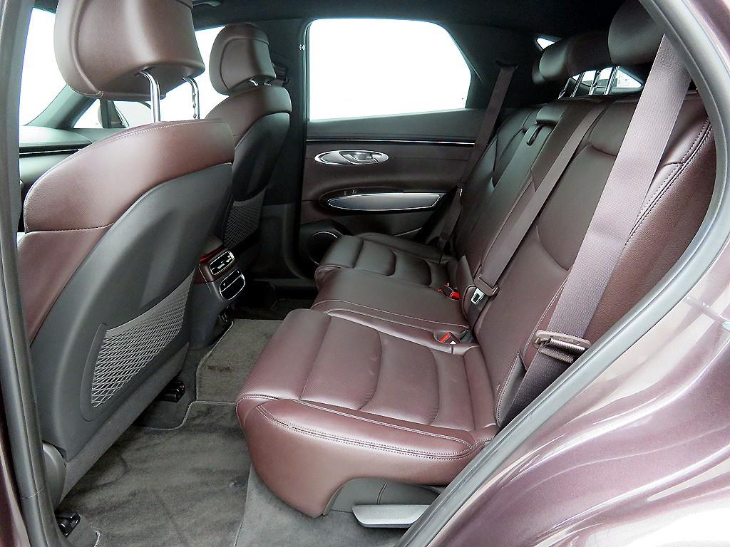 Genesis GV70 - Vista 8