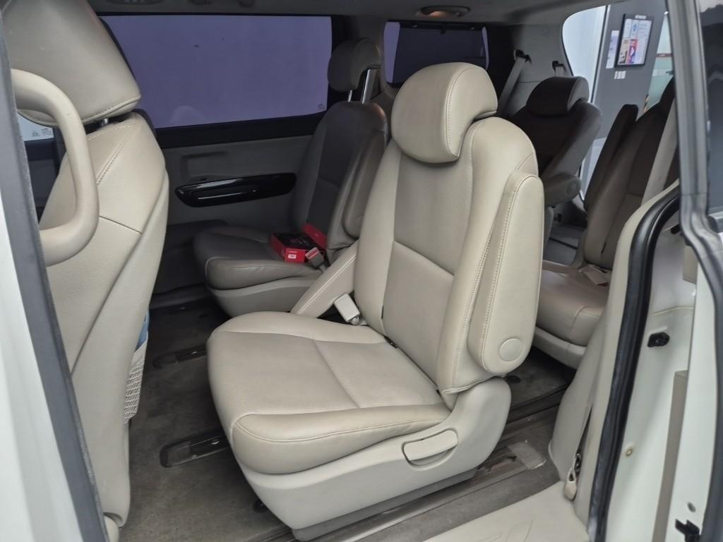 KIA Carnival - Vista 12