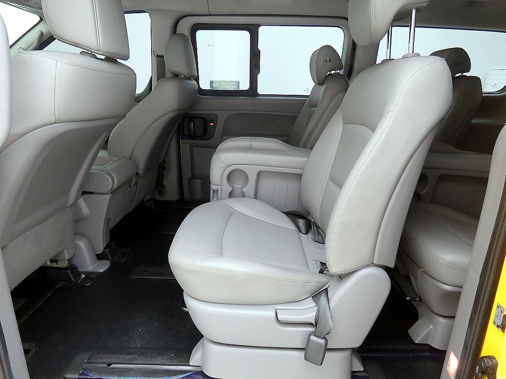 HYUNDAI Starex - Vista 8