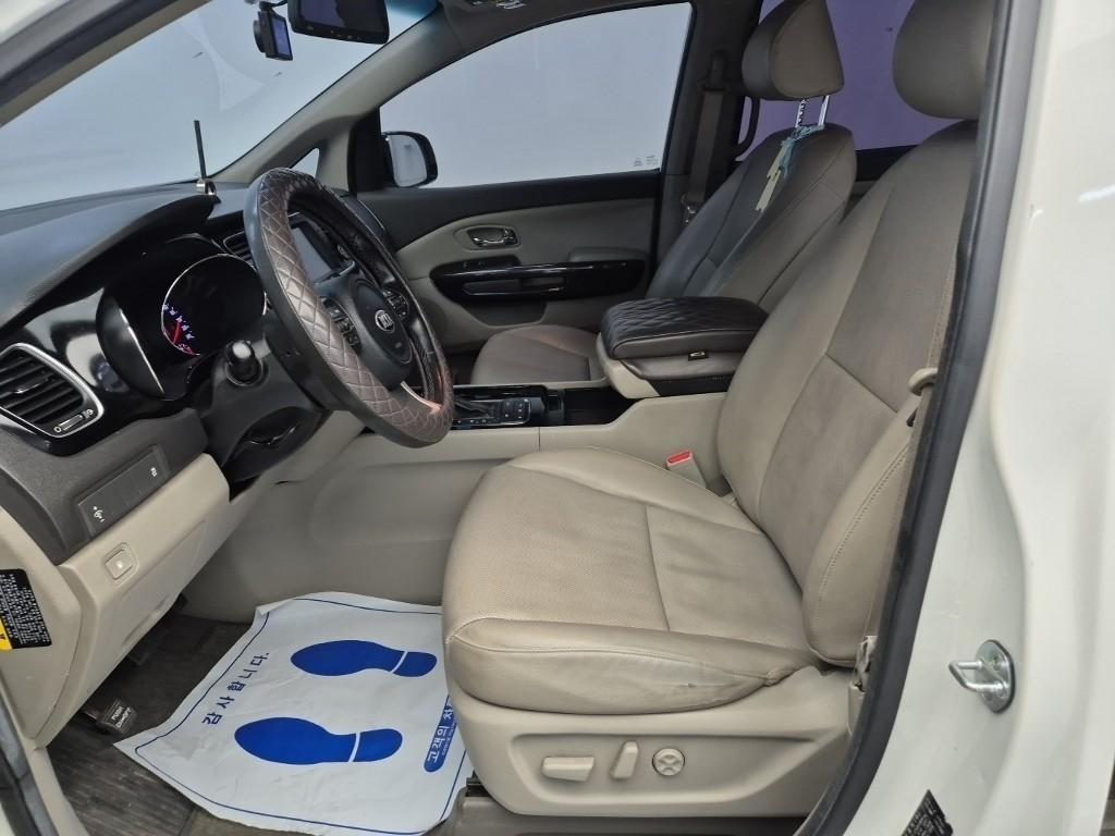 KIA Carnival - Vista 11