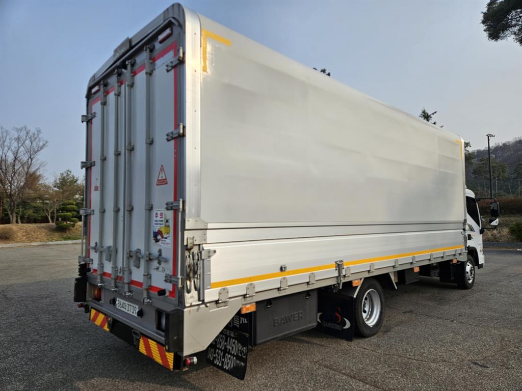 medium and large cargo truck - Vista 7