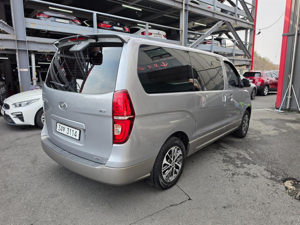 HYUNDAI Starex - Vista 4