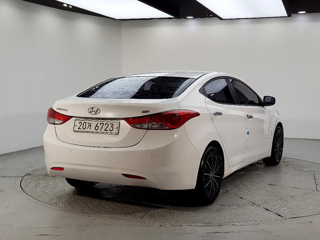 HYUNDAI Avante - Vista 4