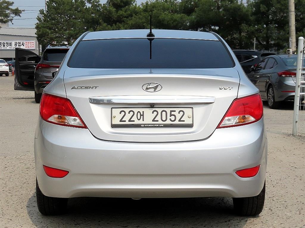 HYUNDAI Accent - Vista 4