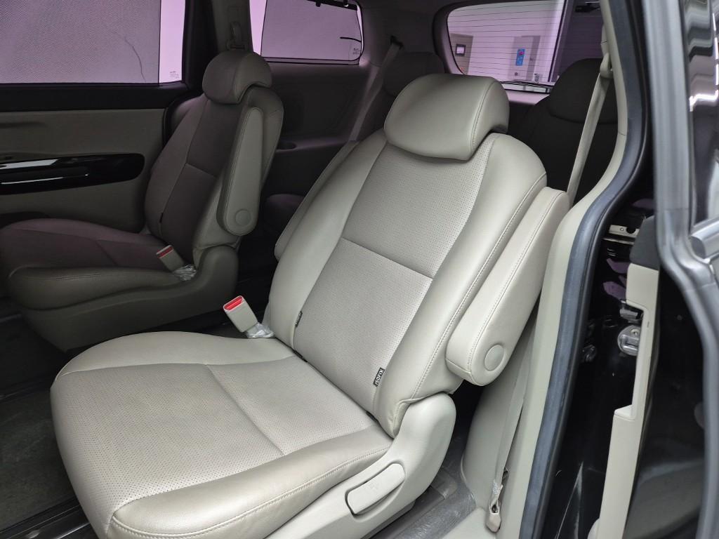 KIA Carnival - Vista 12