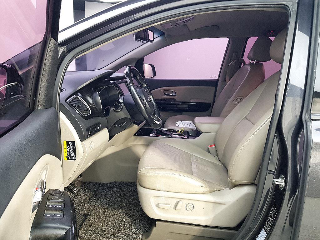 KIA Carnival - Vista 8