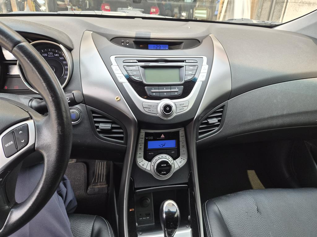 HYUNDAI Avante - Vista 10