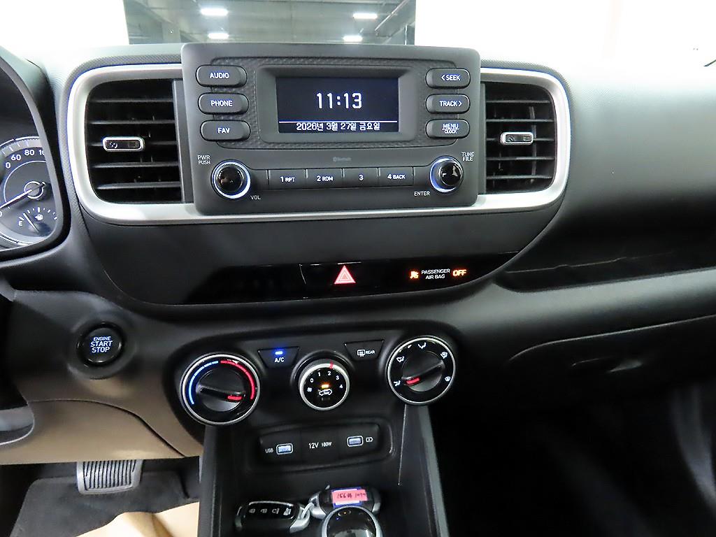 HYUNDAI Venue - Vista 11