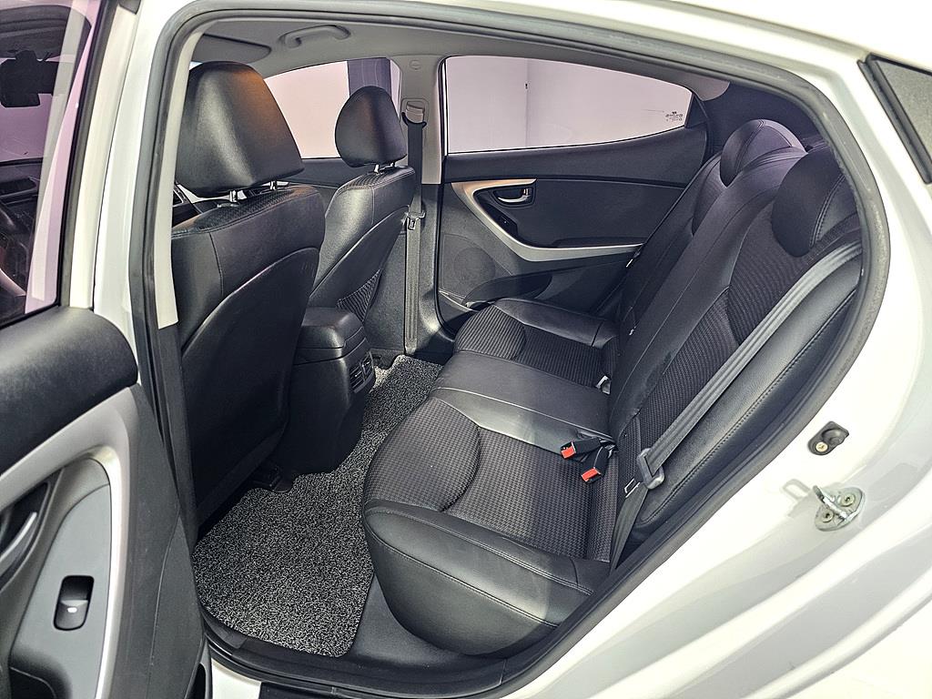 HYUNDAI Avante - Vista 9