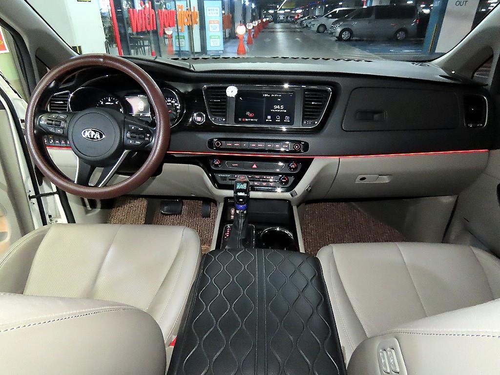 KIA Carnival - Vista 10