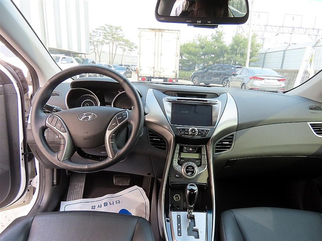 HYUNDAI Avante - Vista 7