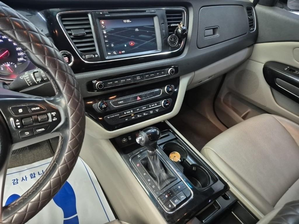 KIA Carnival - Vista 10