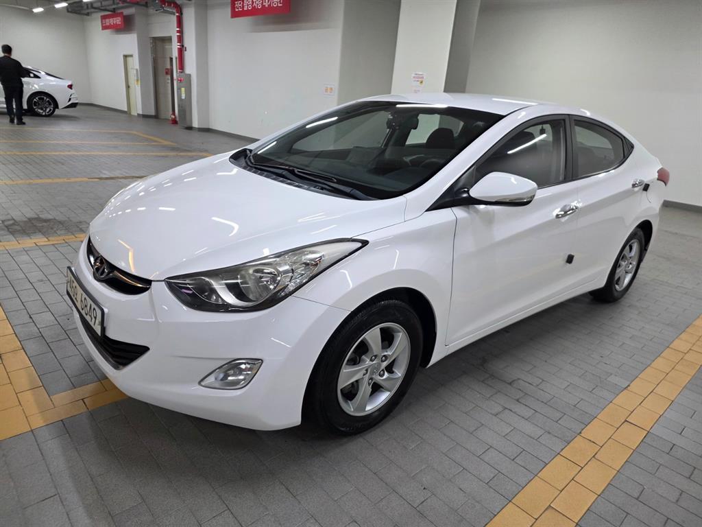 HYUNDAI Avante - Vista 2