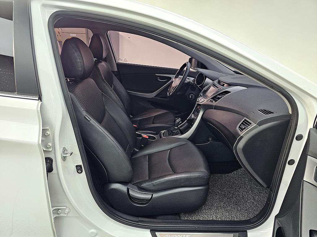 HYUNDAI Avante - Vista 8