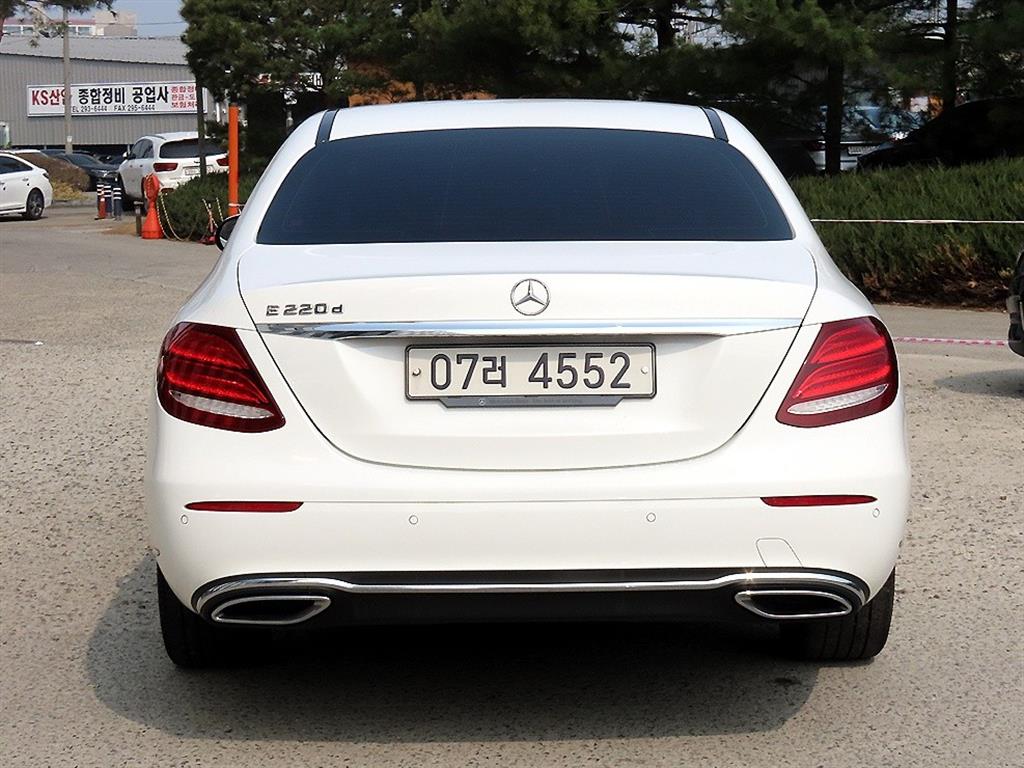 Mercedes Benz E class - Vista 4