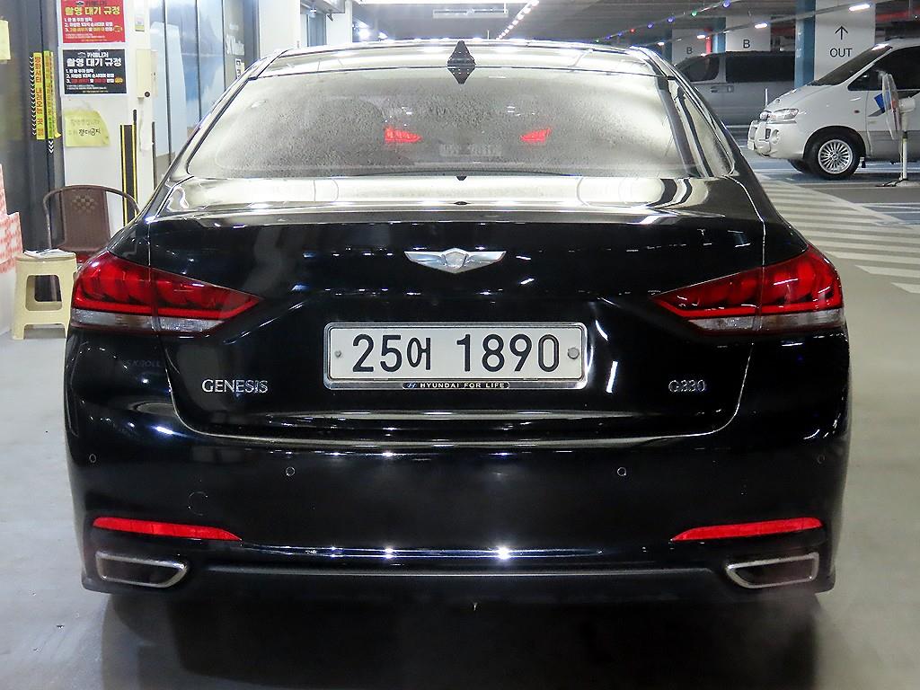 HYUNDAI Genesis - Vista 5