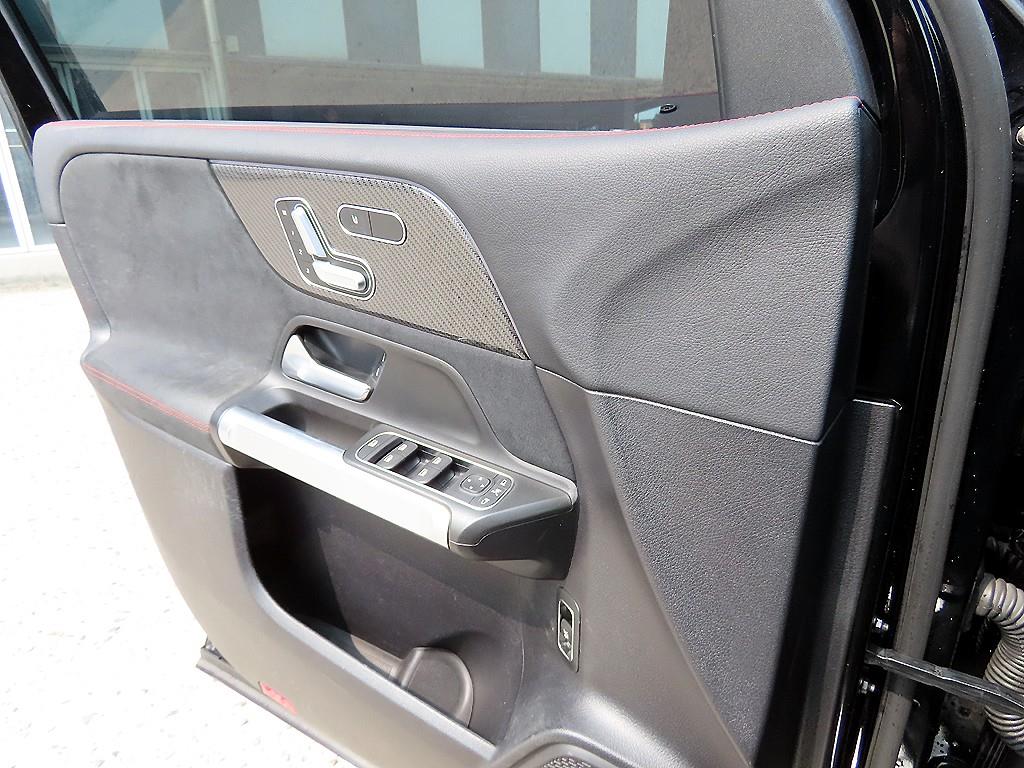 Mercedes Benz GLB Class - Vista 12