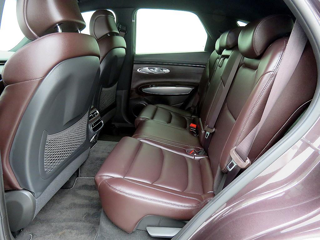 Genesis GV70 - Vista 8