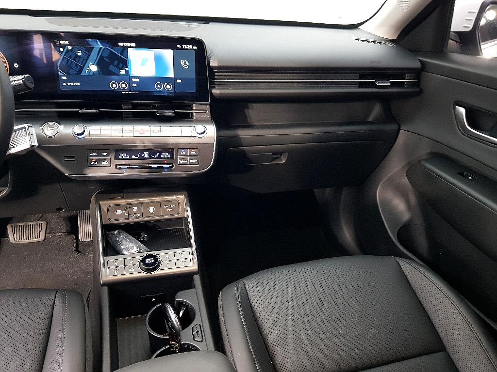 HYUNDAI Kona - Vista 10