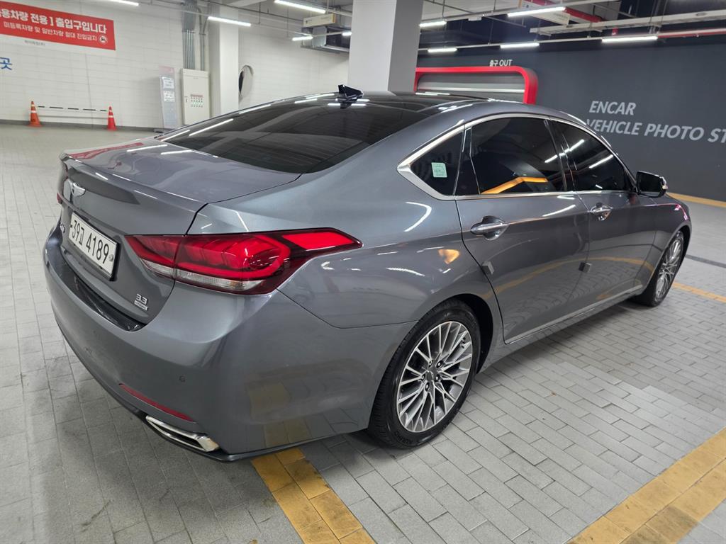 HYUNDAI Genesis - Vista 4