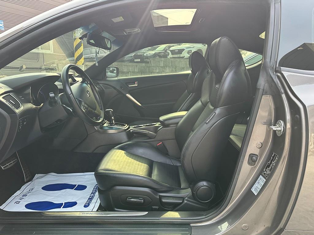 HYUNDAI Genesis - Vista 5