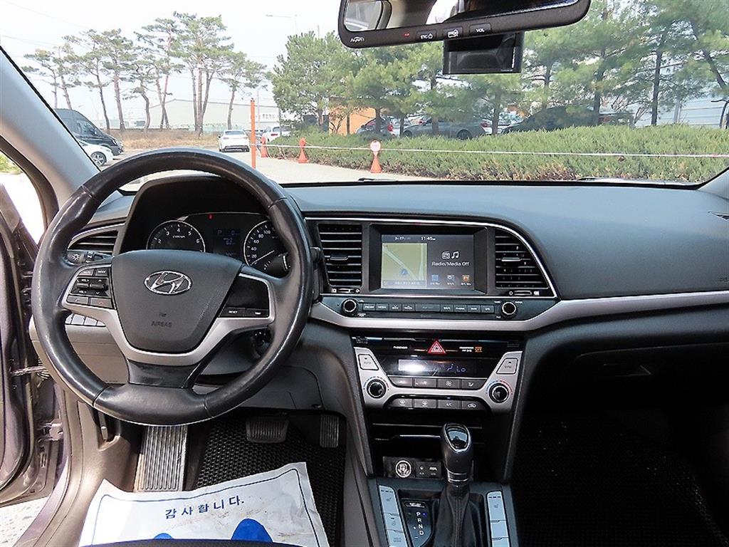 HYUNDAI Avante - Vista 7