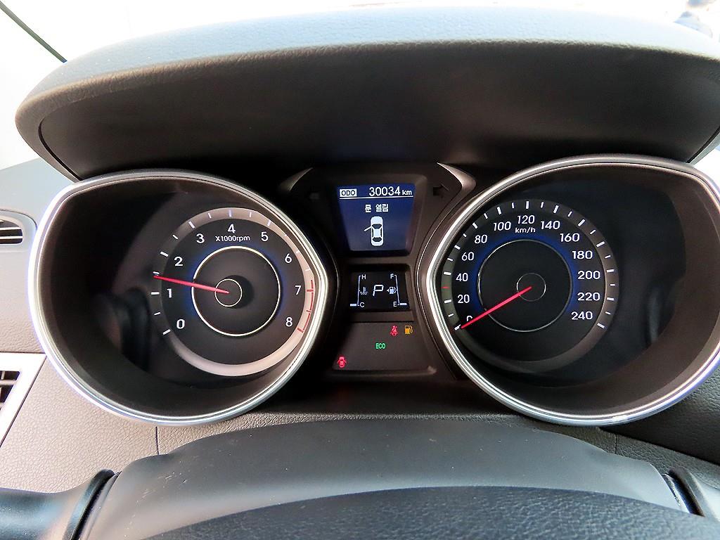 HYUNDAI Avante - Vista 9