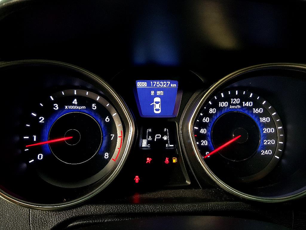 HYUNDAI Avante - Vista 7