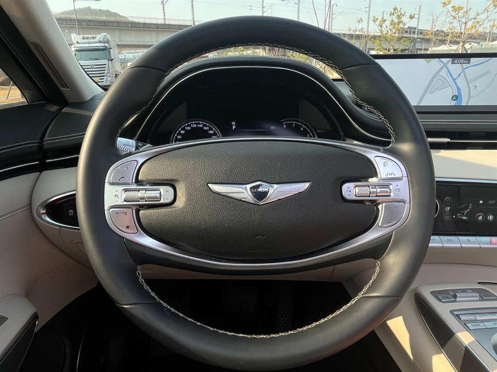 Genesis GV70 - Vista 8