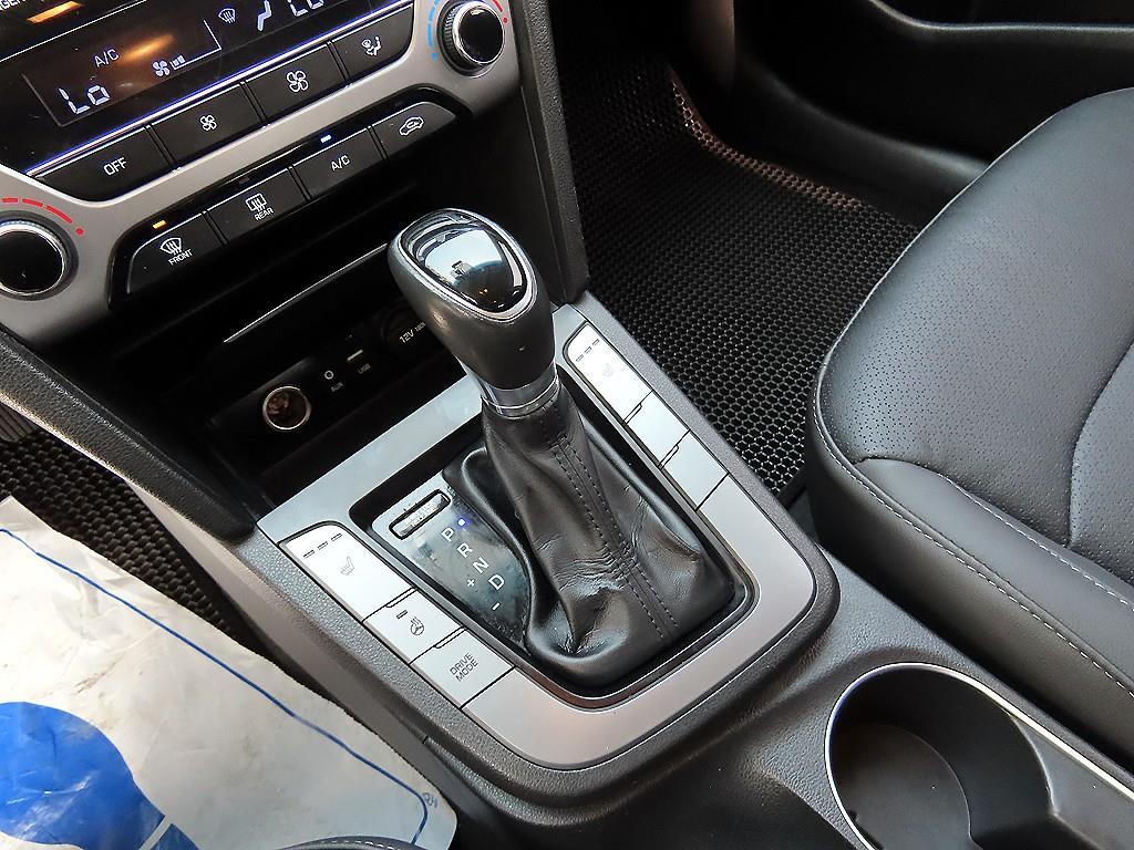 HYUNDAI Avante - Vista 10