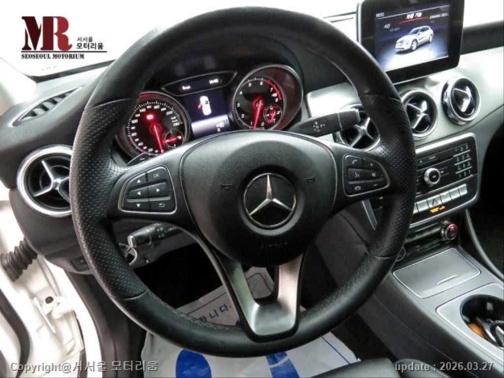 Mercedes Benz GLA Class - Vista 8