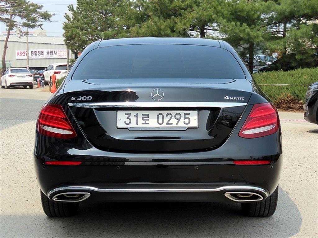 Mercedes Benz E class - Vista 4