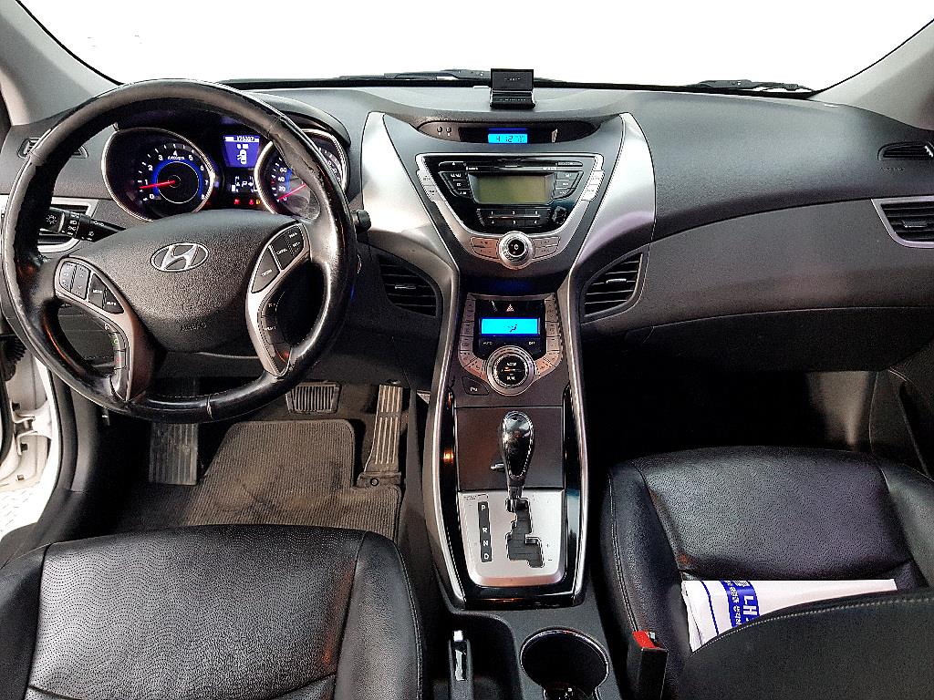 HYUNDAI Avante - Vista 5