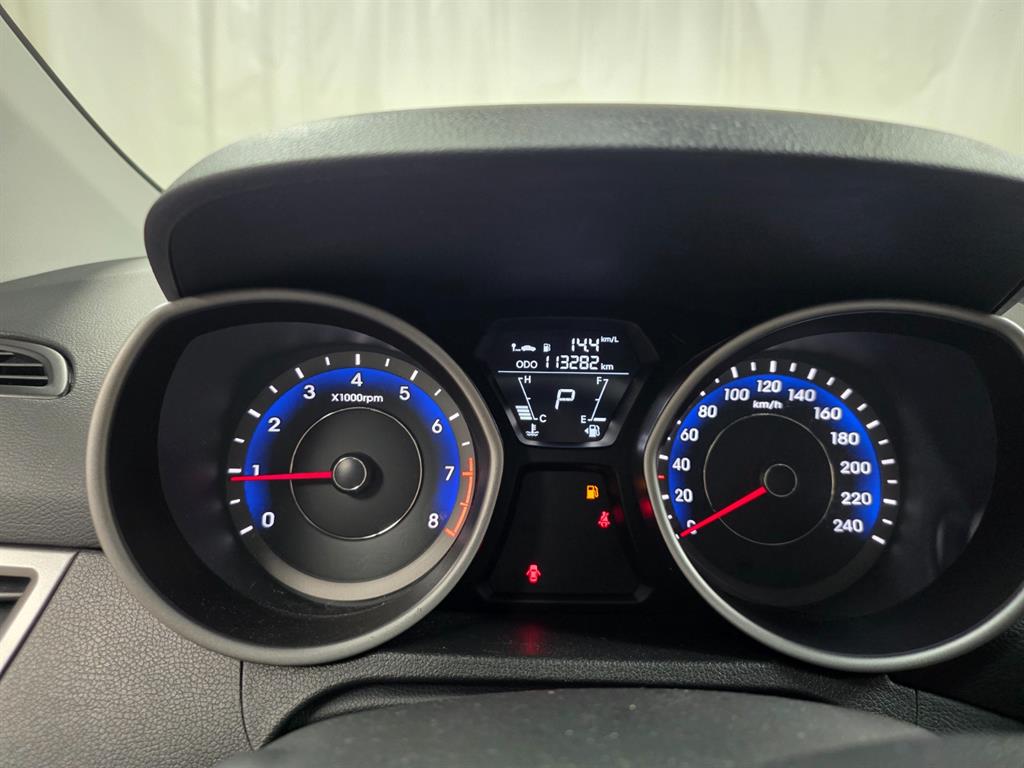 HYUNDAI Avante - Vista 10