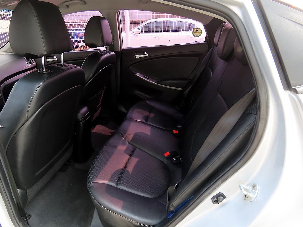HYUNDAI Accent - Vista 6