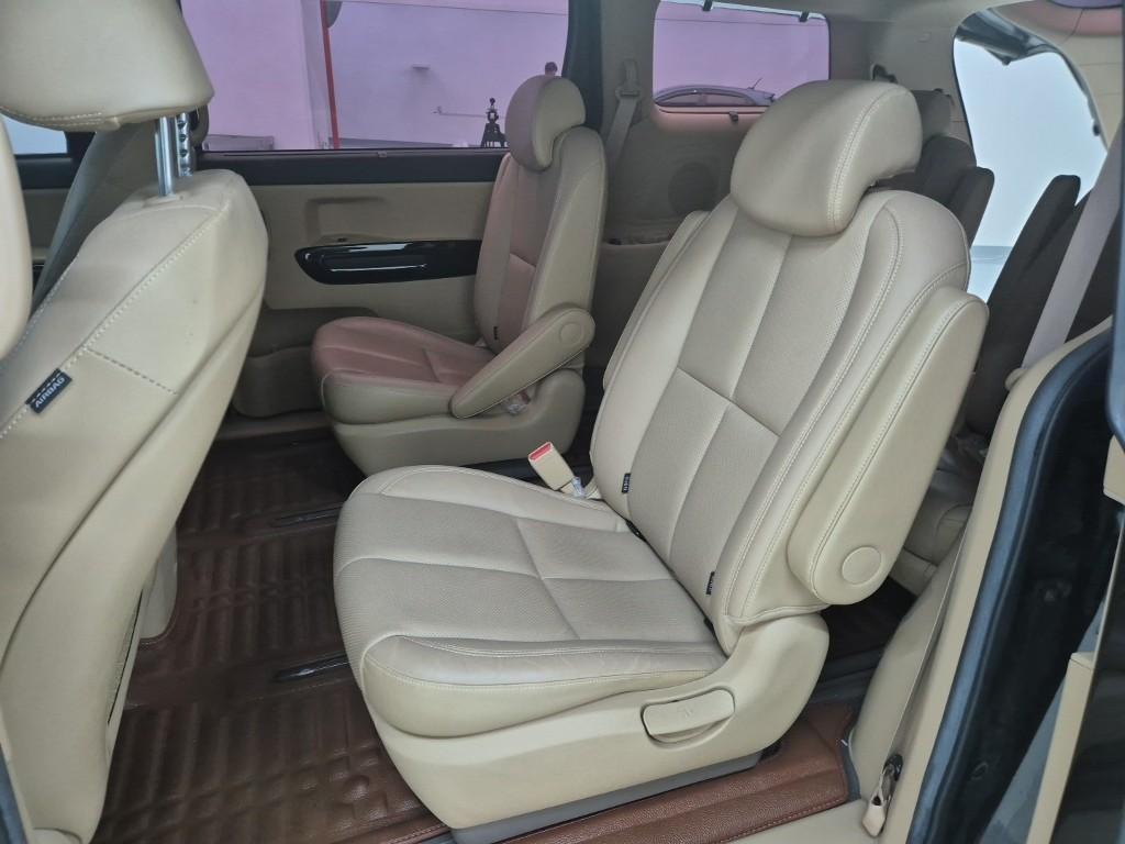 KIA Carnival - Vista 12