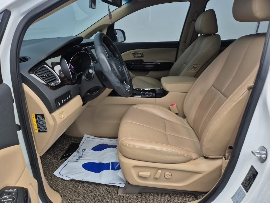 KIA Carnival - Vista 11