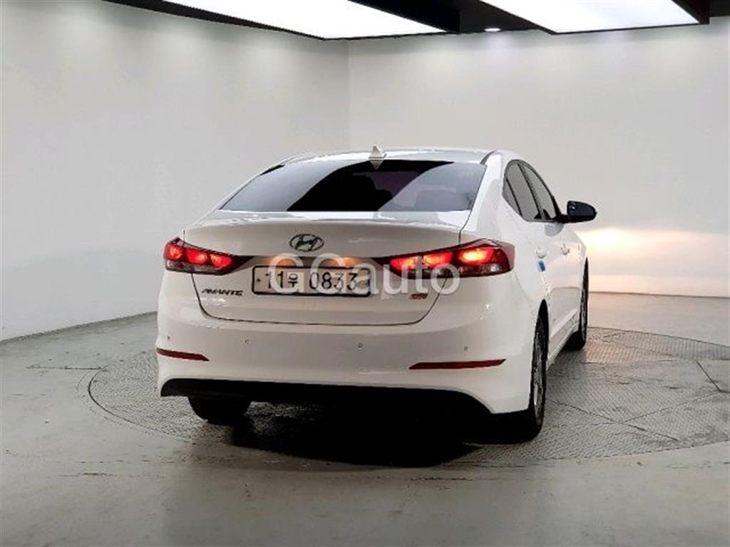 HYUNDAI Avante - Vista 3