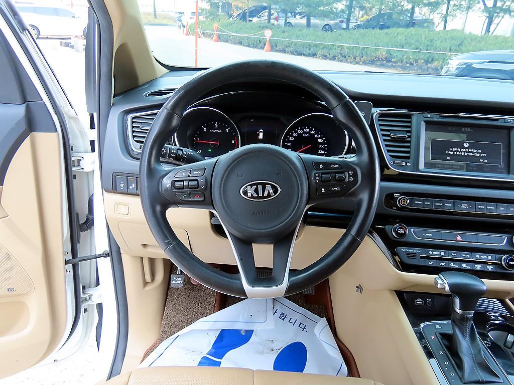 KIA Carnival - Vista 8