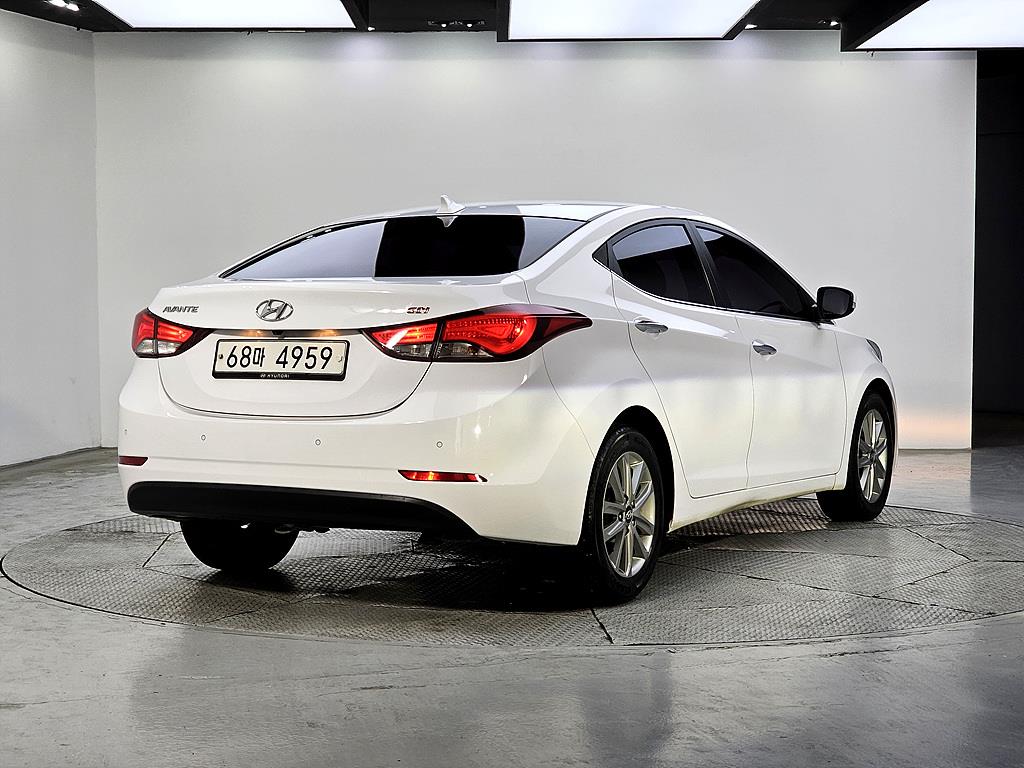 HYUNDAI Avante - Vista 3