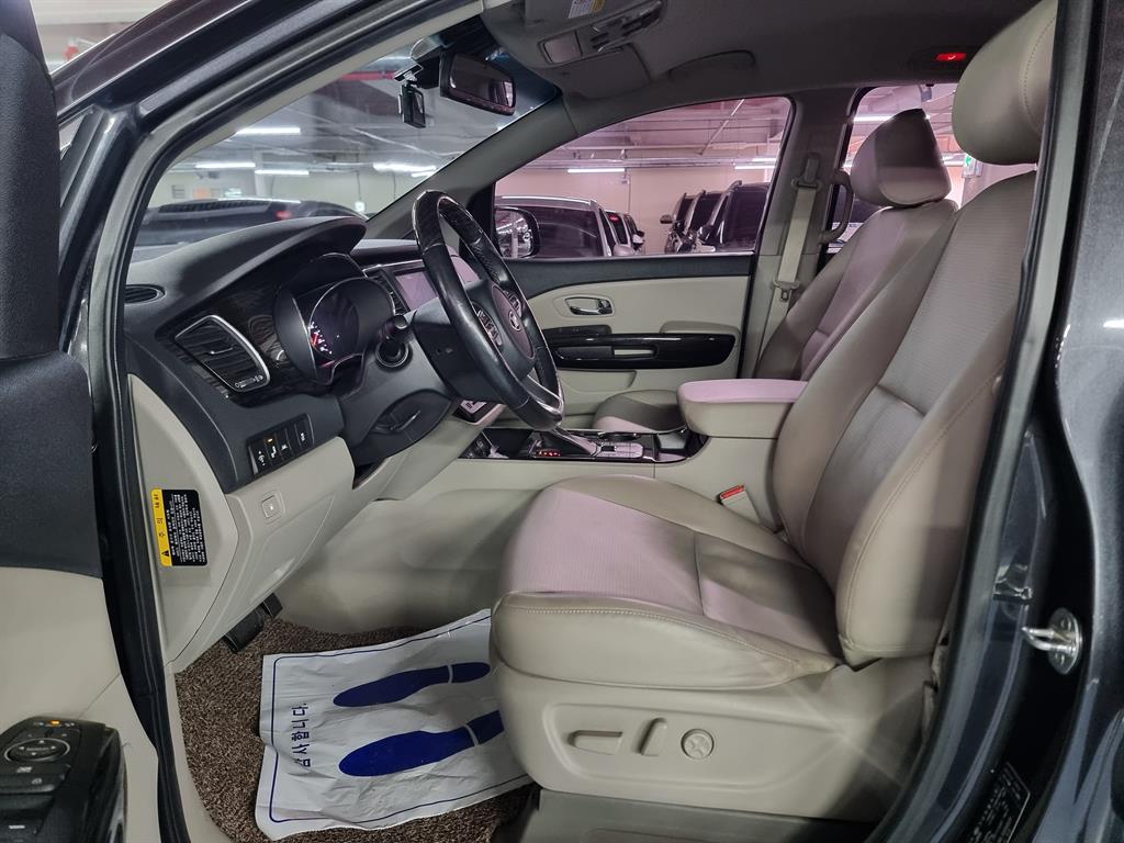 KIA Carnival - Vista 5