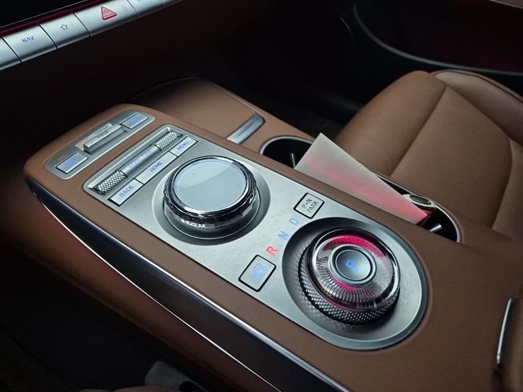 Genesis GV70 - Vista 8