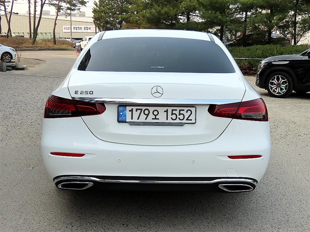 Mercedes Benz E class - Vista 4