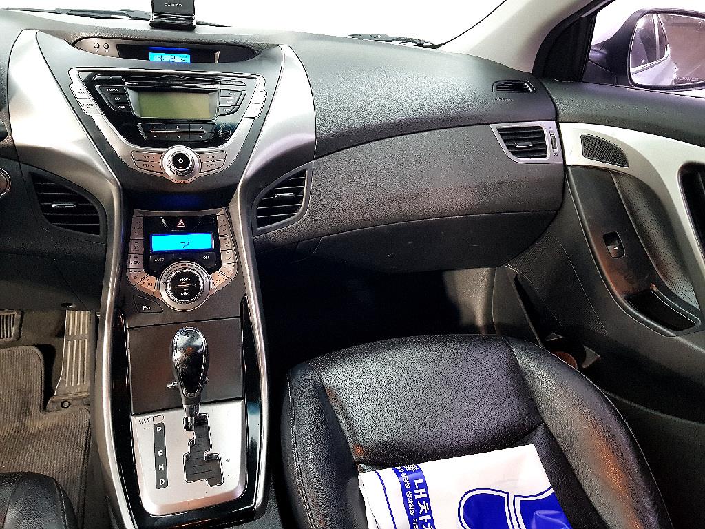 HYUNDAI Avante - Vista 10