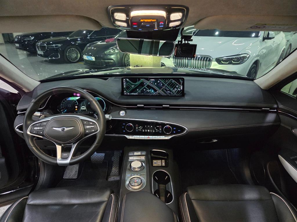 Genesis GV70 - Vista 8