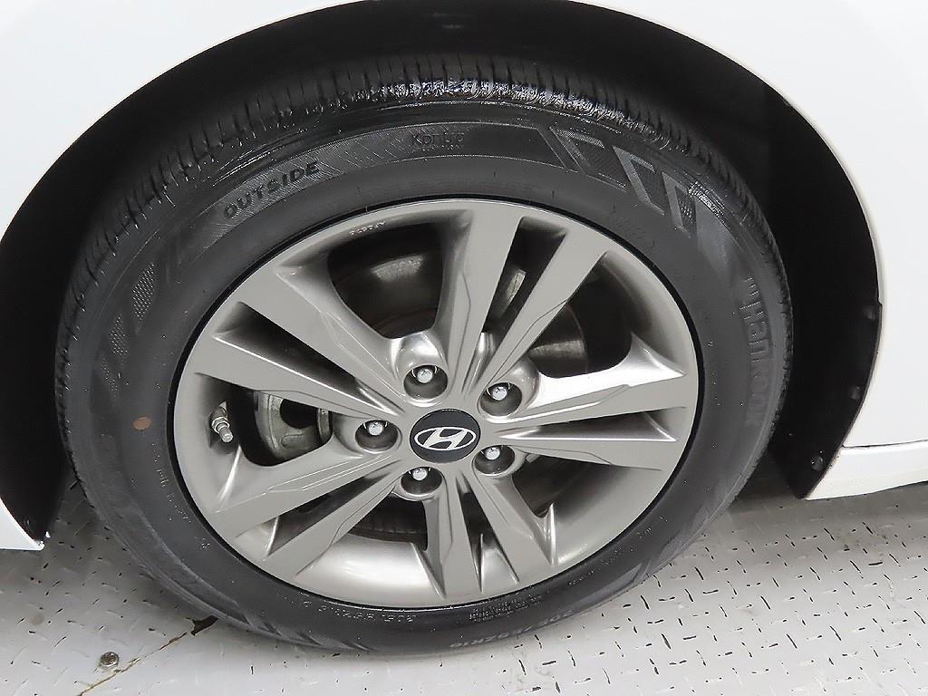 HYUNDAI Avante - Vista 9