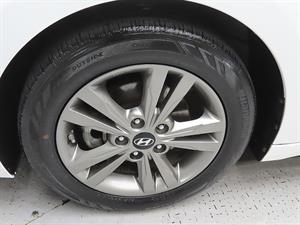 HYUNDAI Avante - Vista 10