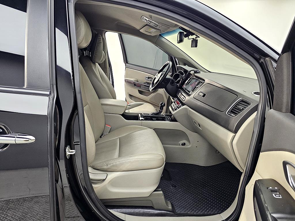 KIA Carnival - Vista 11