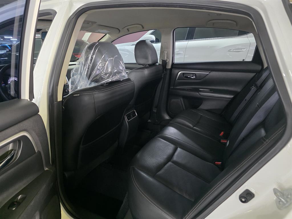 Nissan Altima - Vista 8