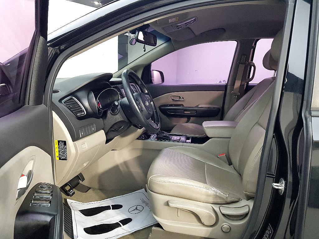 KIA Carnival - Vista 8